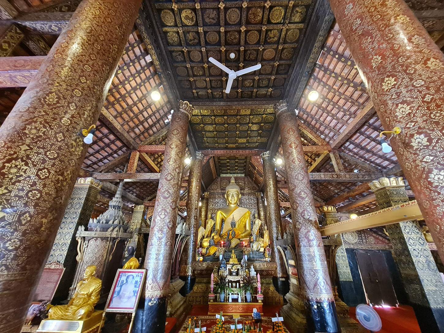 ภายในสิมมีพระประธาน ตกแต่งด้วยลายรดน้ำปิดทอง