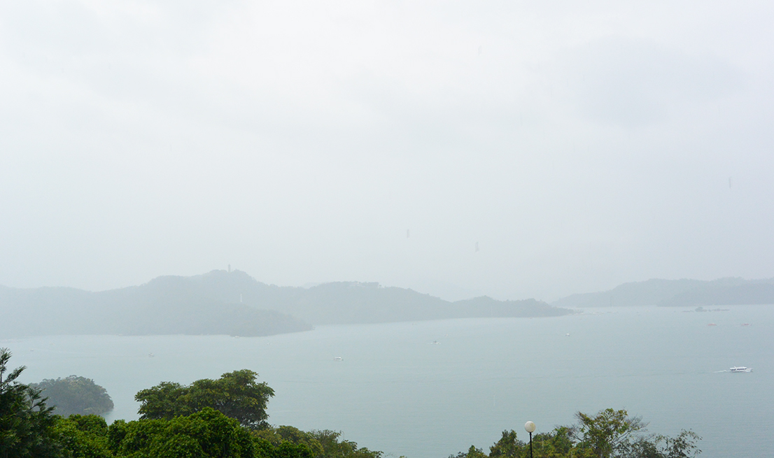 บรรยากาศทะเลสาบยามฝนตก